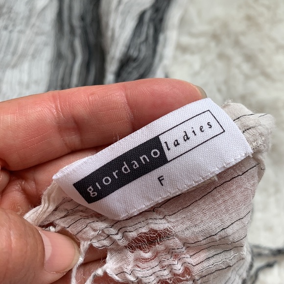 Light grey and white woven polyester scarf - Picture 9 of 10